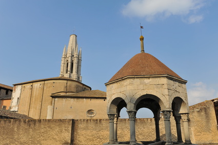 I Bagni Arabi e il campanile di Sant Feliu a Girona